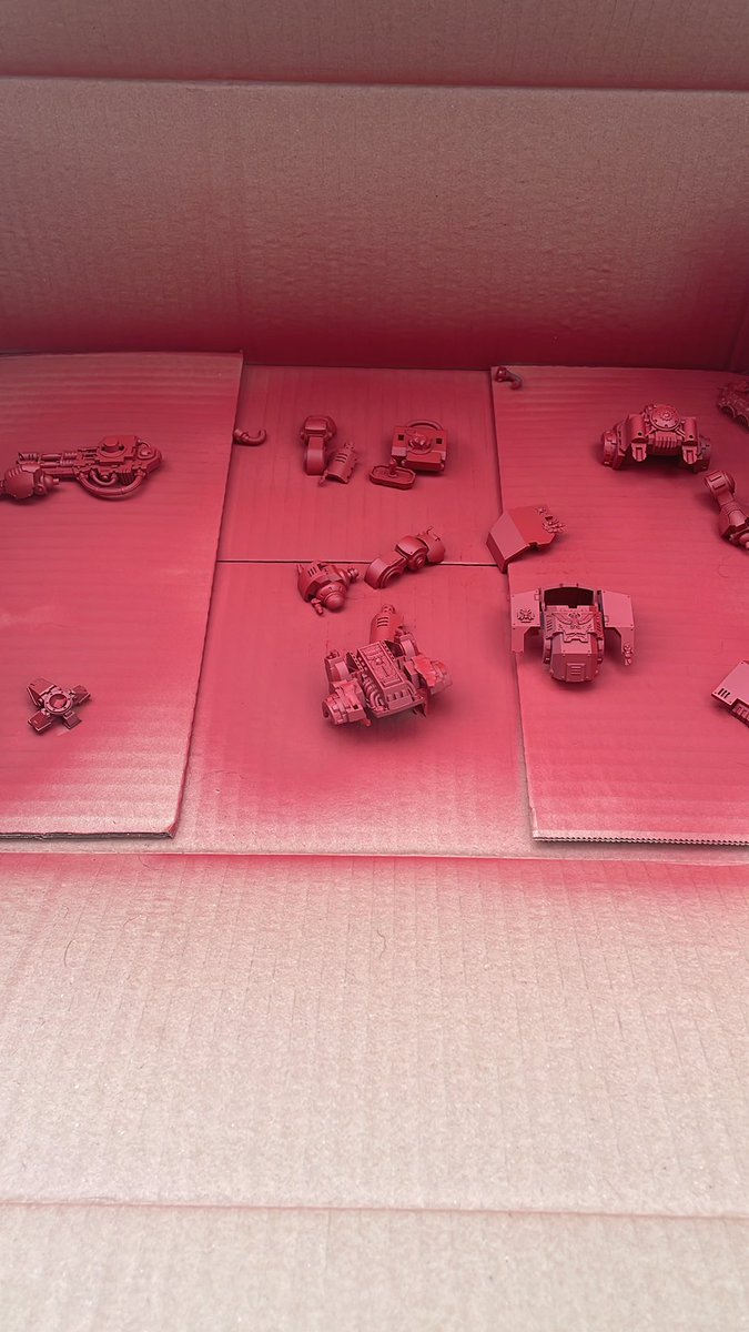 man_of_chap's tweet photo. Wife and children are in the UK for the next few weeks so I’ve decided to paint some toy soldiers. #wh40k #WarhammerCommunity https://t.co/vhRUBk0ywv