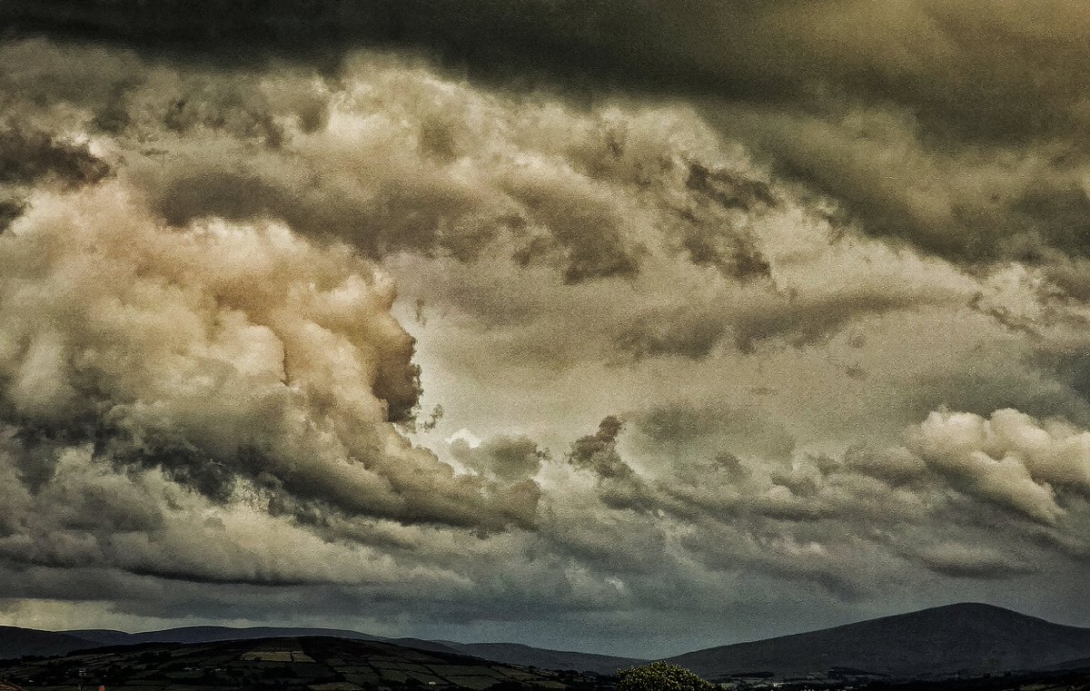 An orchestra of clouds: the sky prepares to play the symphony of a thunderstorm
@StormHour @WeatherCee @barrabest 
#Claudy #Sawal #TheSperrinMountains