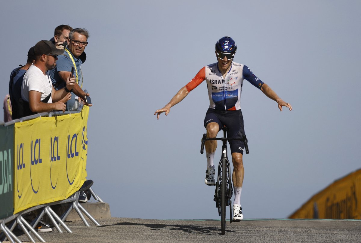 Pogačar na Puy de Dome mírně odjel Vingegaardovi. Výstup na sopku vyhrál Woods 🚴

Více👉 sport.ceskatelevize.cz/clanek/cyklist…