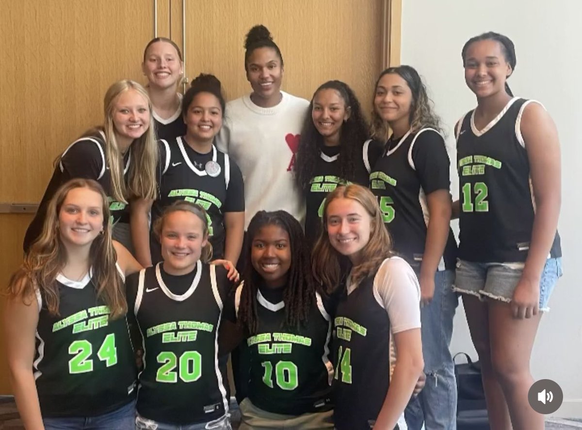 GrindOpen's tweet photo. @YolettMcCuin Last year at the Nike @niketoc in Chicago @athomas_25 stopped by to see her family and the Nike team she sponsors. After the All-Star game she took pictures with the entire team. Quiet, humble and graceful! Afterwards she sat court side for 2 games and supported the team. https://t.co/ysyEWqZFTh