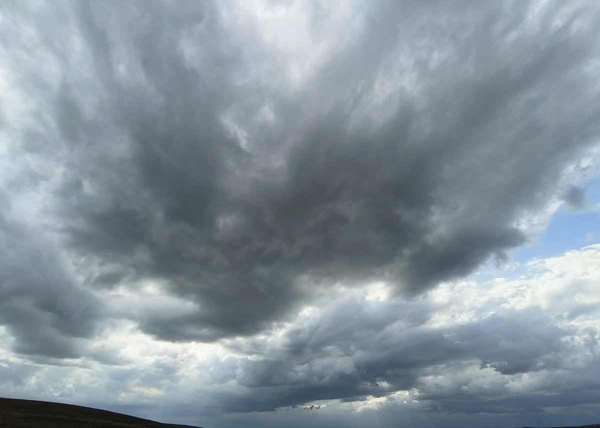 @northyorkswx @JonMitchellTV @alanhinkes moody skies at #Kexgill ....pic 2 is a pano