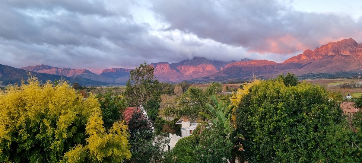 TheWhiskyMaker's tweet photo. Even in winter, you don't tire of this!
It's cold outside, but the fire is burning, and the @Investec @trophy_spirits and @BainsWhisky, the world's most awarded grain whisky, brings another award home!
#viewfromabalcony
#winterinjuly 
#braaitime 
#heartWellington 🇿🇦 https://t.co/MHP5xL7m7Y