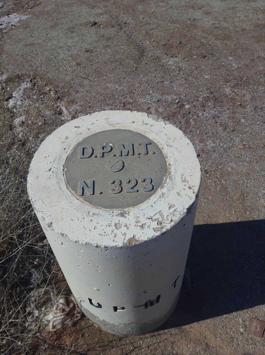 ANAISABELGONZL2's tweet photo. Si alguna vez veis por la playa unos mojones de este tipo, no penséis que son "castillitos de hormigón" 😂Representan a la materialización de Deslinde del Dominio Público Marítimo Terrestre #DPMT
Cosas por lo que nos da a los #topografos 🎯#TopografíaMásQueMedir es enseñar
Ven 👇 https://t.co/8BlGqEaX03