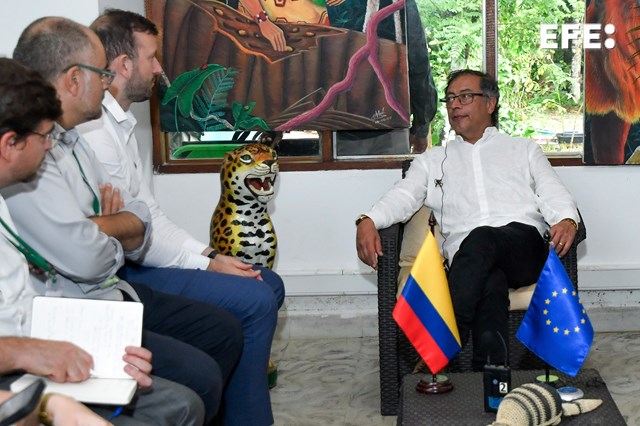 🇨🇴 🇪🇺 La Unión Europea (UE) asegura que está abierta a discutir la propuesta del presidente colombiano, <a href="/petrogustavo/">Gustavo Petro</a>, de adoptar el canje de deuda extranjera por acción climática.

✍️ <a href="/Iremescudero/">Irene Escudero</a> 

euroefe.euractiv.es/section/colomb…