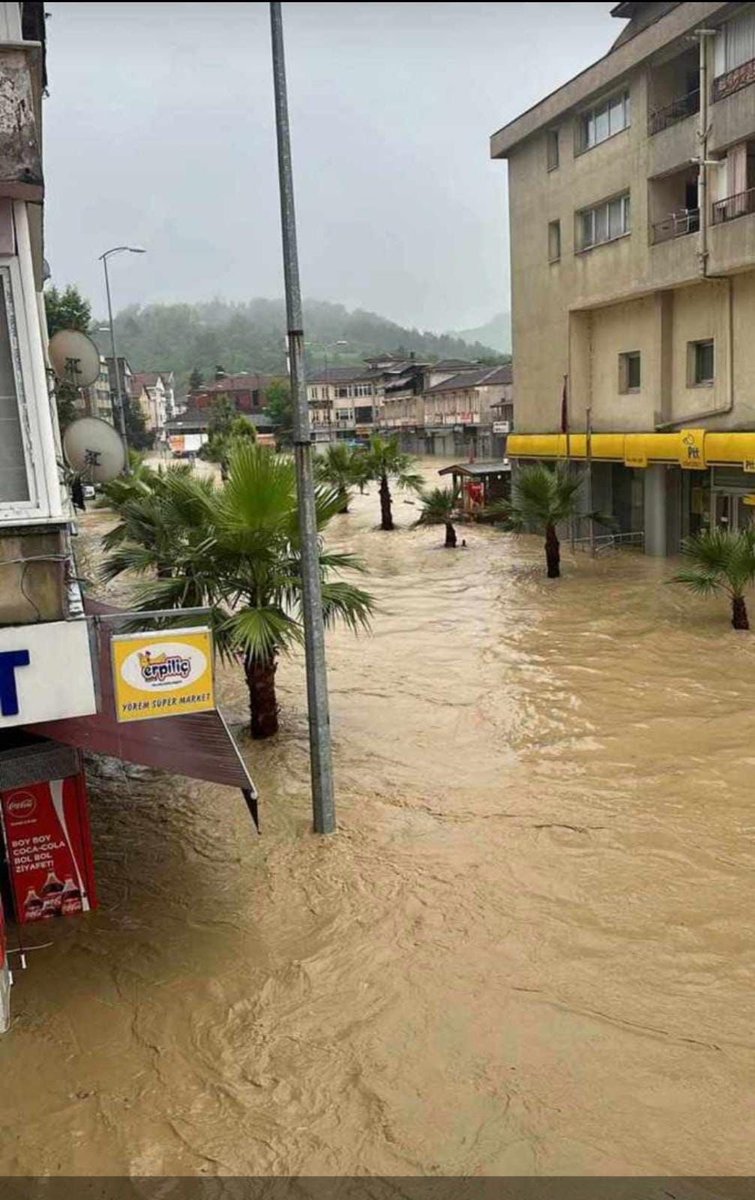 IYImazkrc69's tweet photo. Karadeniz bölgemizde yaşanan sel felaketinde dolayi tüm hemşehrilerimize gecmis olsun dileklerimi sunar hayatını kaybedenlere Allahtan rahmet diliyorum. https://t.co/EOd6dm7HbG