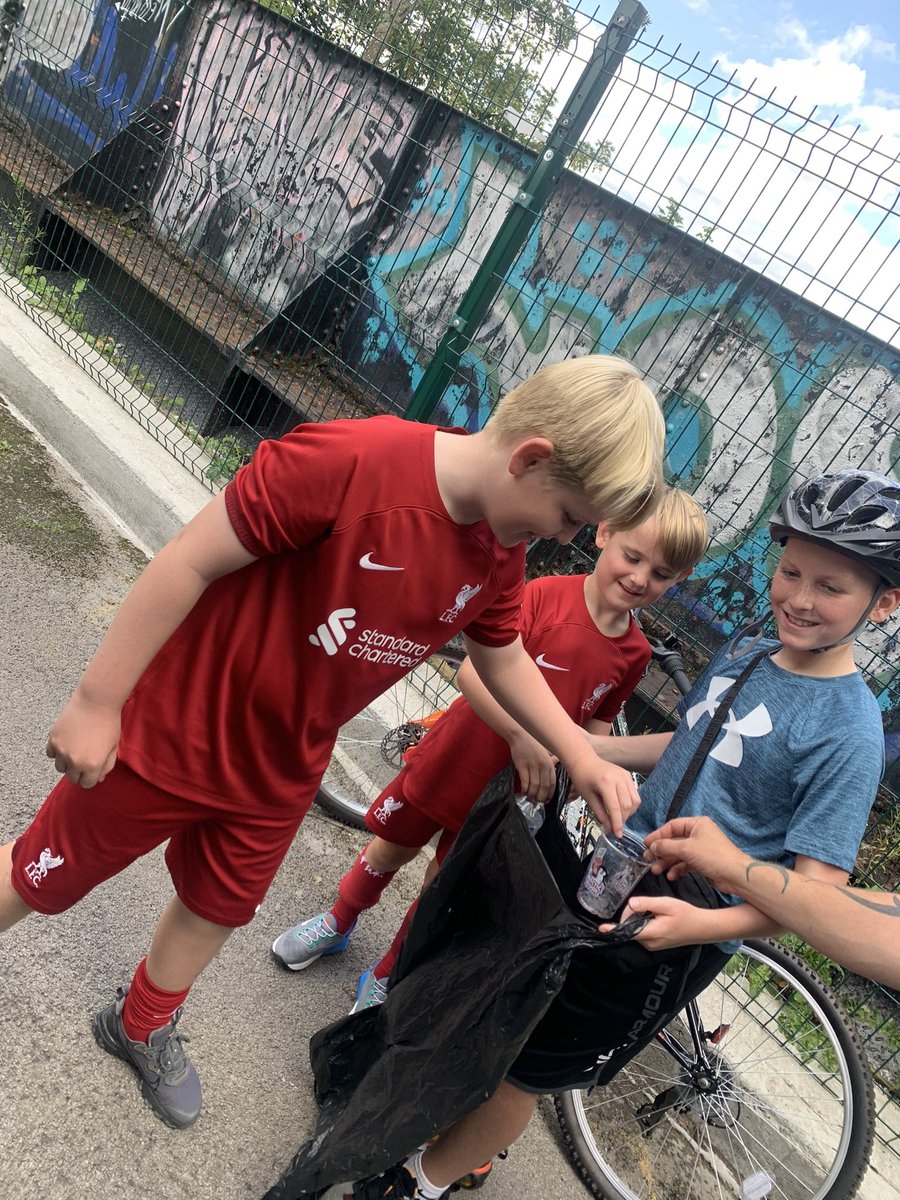 Sarahlloftus's tweet photo. @halewoodcofe @MandyMcknight84 #careinthecommunitylitterpicking #childrensuniversity Harry and Spencer Y6, Alfie Y5 and Sebastian Y3. finished off with a well done drink. 🥰 https://t.co/ZnfYSrUyvF