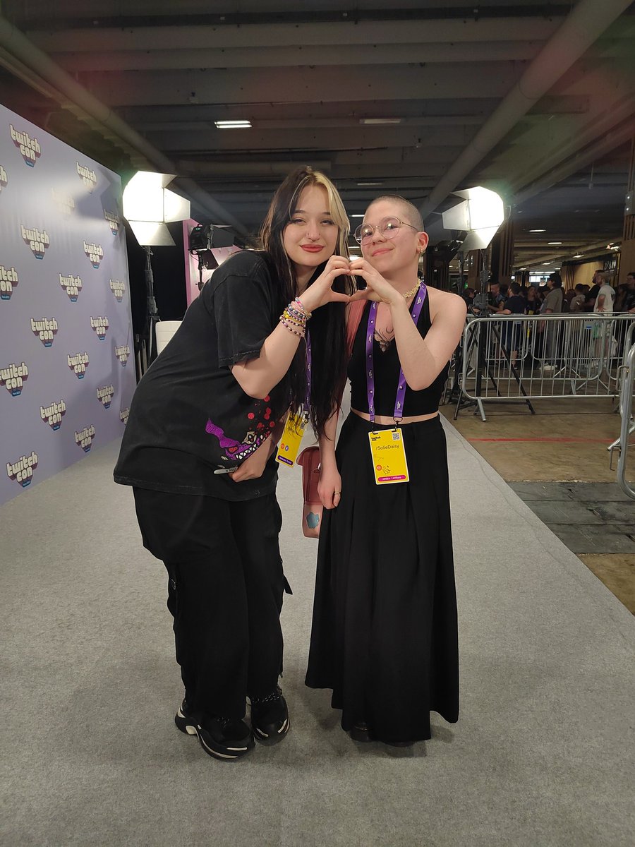 SolieDaisy's tweet photo. Had the most amazing time at Twitchcon with @hypersofties met so many nice people and streamers ; this is such a happy day 🥹 #TwitchConParis https://t.co/UHav5WWCBI