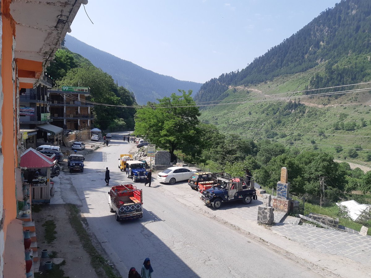 zulfiqarkunbhar's tweet photo. Tourists/locals I spoke to during recent visit to Naran, Kaghan and Babusar Top - complained about poor roads &amp; bridges causing traffic jams, and limited internet access hindering tourism. They demanded an end to the taken-for-granted attitude for tourism growth.
#Heresay. https://t.co/cTpV2rzqjq