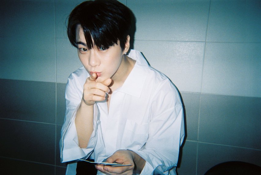 คิดถึงโคตรๆๆๆ วันนี้ร้องไห้น้ำตาหมดไปเป็นลิตรหลังจากฮึบมาหลายวัน คิดถึงอะ ละทำไงได้บ้าง อยากเจอพี่บินอีก อยากตามไปทุกประเทศ อยากคุยด้วย อยากลงทุกไซน์ อยากไปทุกมีต ไม่ให้รักขนาดนี้ได้ไงก็พี่มีคนเดียวในโลกนี่นา (แต่ตอนนี้หนีไปดาวอื่นซะแล้วอะ) เสียใจอะ คิดถึงจริงๆนะ
