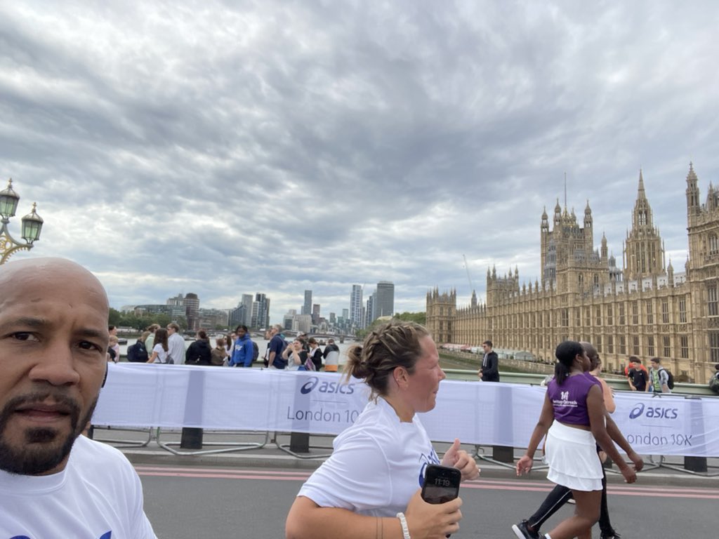 dcarlsonlee's tweet photo. Wrapping up school and travel with ( #LONDONASICS10K )a 10k through London. I was more concerned with photographing the unbelievable city than anything else. This was definitely top ten in my life experiences! https://t.co/OrT775ynWs