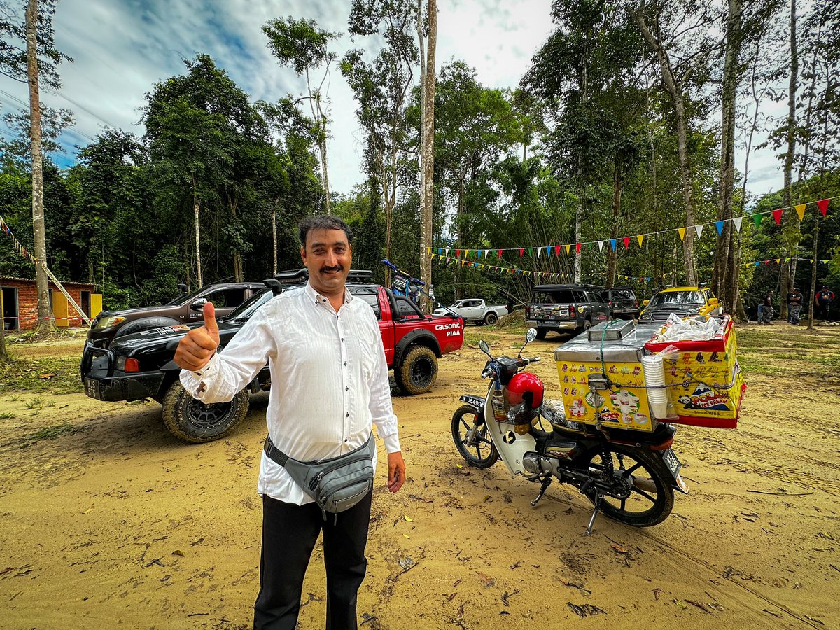 Masuk camping kat tempat Pak Mus di Tanjung Malim. Jalan becak, kena masuk mode 4L jugak la sebab selut tebal pasal hujan.

Tapi bro Ali dari Pakistan ni, sehari 3 kali dia masuk ke camp site tu pakai Honda EX5 je tau. Tak payah pannier Touratech, tong besi aiskrim tu yg dia…