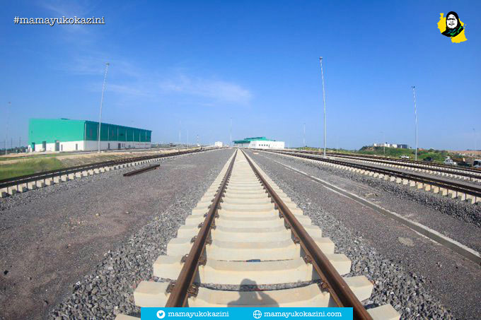Happie_Thom's tweet photo. Kazi zinazoendelea sekta ya uchukuzi ni pamoja na uboreshaji wa bandari na ujenzi wa SGR, Serikali inachukua hatua za kuboresha bandari ili kupata tija ya uwekezaji mkubwa wa ujenzi wa SGR. 
#MamaYukoKazini https://t.co/1miLs82S8F