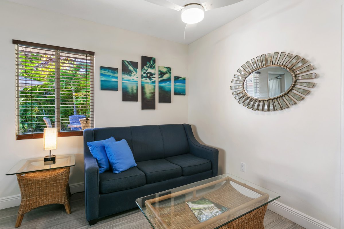 One Bedroom Suite. Rooms offer full self-catering kitchens, a flat screen T.V., Dining room space, and separate bedroom with a Queen bed w/pillow top mattress. 
💻 siestakeybeachsidevillas.com/room/one-bedro…
📞 941-203-5985
#sarasota #siestakeyhotel #siestakeybeach #siestakey