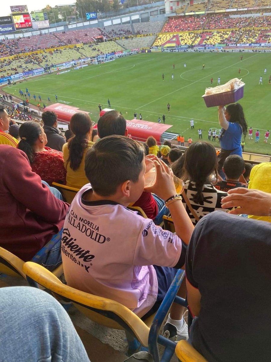 Cosasdebarrio2's tweet photo. Cero celulares, Cero internet, solo un niño disfrutando del f��tbol https://t.co/3pgC9omspm