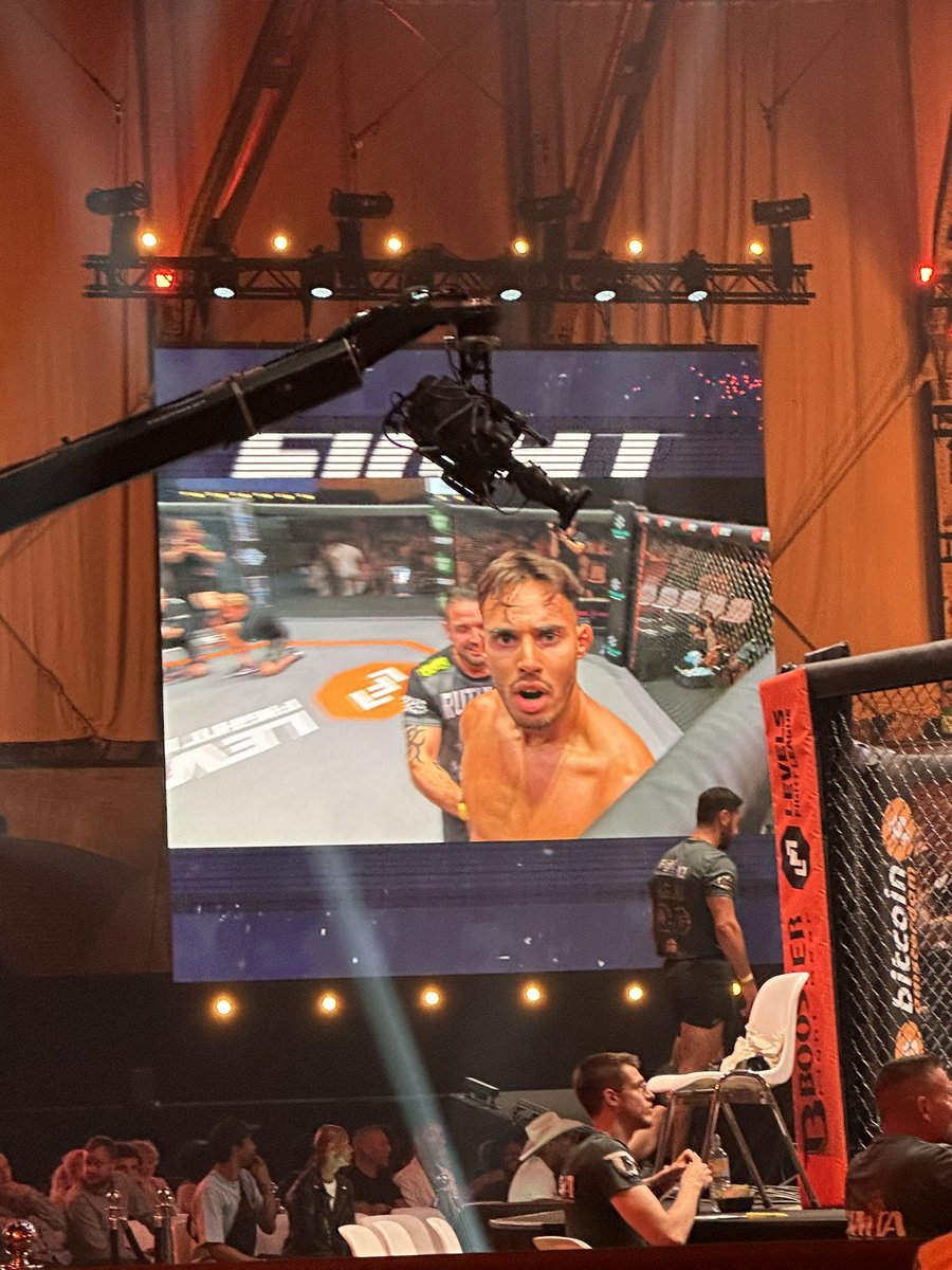 Massive first round KO win for Tycho Brakel at #LFL9. Interesting prospect at middleweight, the same division as Gegard Mousasi and Costello van Steenis 🇳🇱!