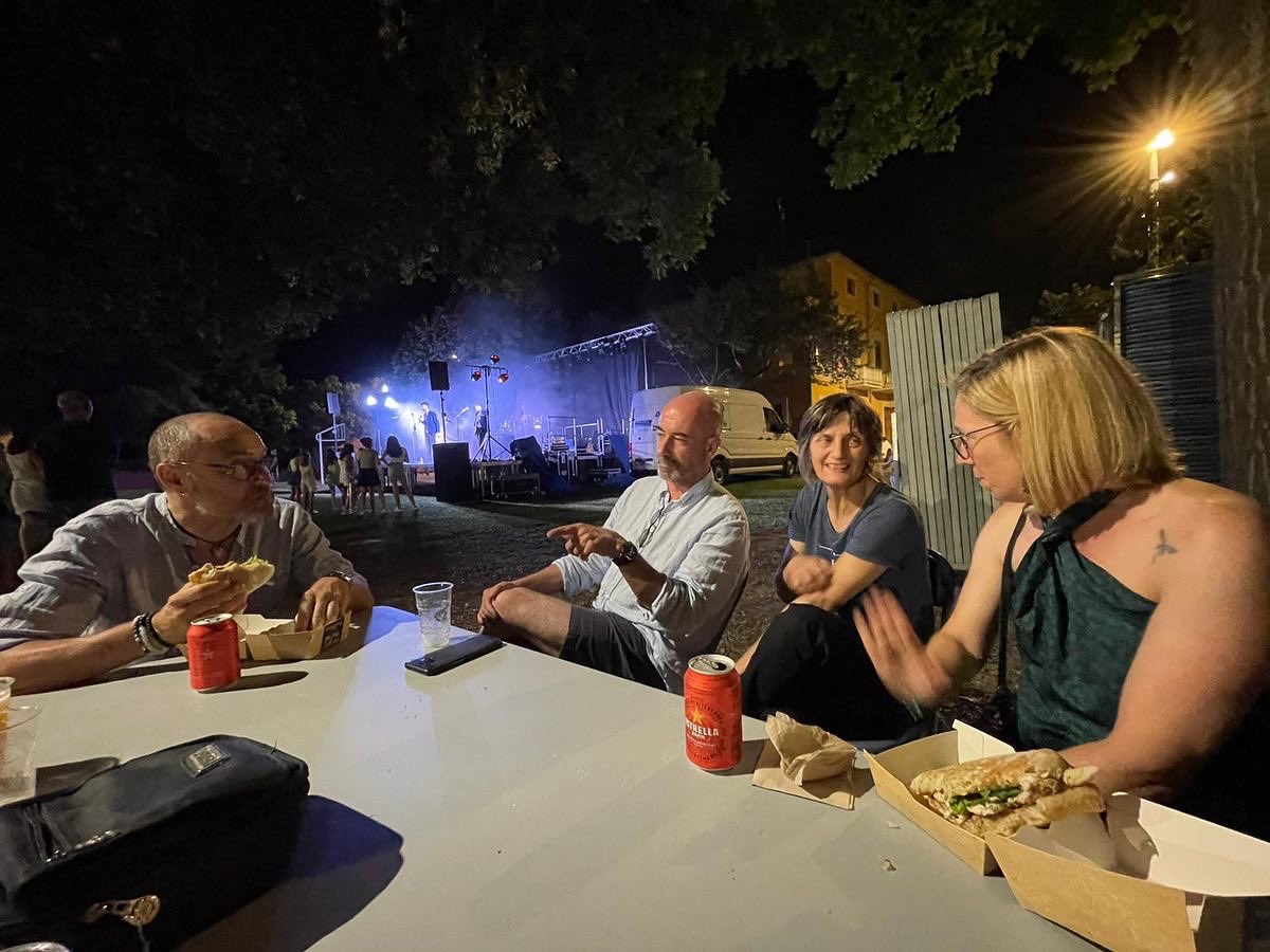 Xevi_VC's tweet photo. Ahir vam fer Coworking amb una nit a la fresca, bona música, bona companyia i bon menjar! 🎉🎉🎉 #Bescanó https://t.co/P7EuOEidPW