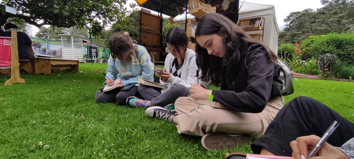 BibloRedBogota's tweet photo. Poco a poco las personas van llegando para participar de las actividades de la Biblioteca Itinerante y compartir sus experiencias de lectura con el #TruequeLector. 😳😁

#LEOBogotá https://t.co/U77lRkmnLJ