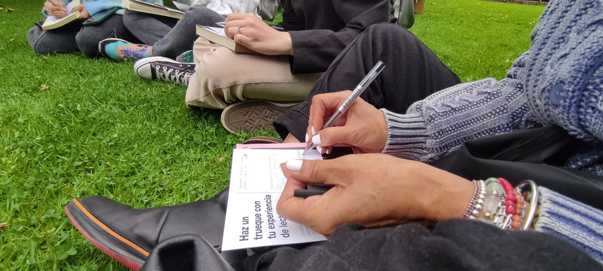 BibloRedBogota's tweet photo. Poco a poco las personas van llegando para participar de las actividades de la Biblioteca Itinerante y compartir sus experiencias de lectura con el #TruequeLector. 😳😁

#LEOBogotá https://t.co/U77lRkmnLJ