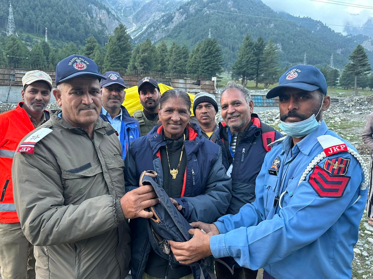 JmuKmrPolice's tweet photo. #ShriAmarnathJiYatra2023
Good work of 2 Traffic Cops

DGP J&K announces reward of Rs 10,000 for each

ASI Darshan Kumar and HC Satpal of Traffic Police deployed at Sarbal parking found a bag of lady yatri Smt. Yasoda Bain wife of Sh. Manu Bhai of Ahmadabad Gujarat, containing Rs 80000, mobile phone and Yatra documents.

The personnel handed over the bag to the owner. 

DGP J&K Sh Dilbag Singh while appreciating the honesty and good work of the traffic personnel has announced Commendation certificate and a reward of Rs 10,000 each in favour of the officials.
