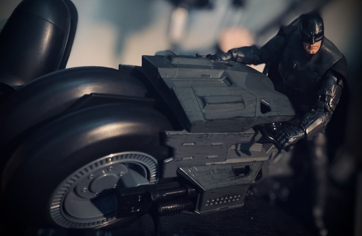SpoilerFandom's tweet photo. Headswap on the body of the Mcfarlane Flush batffleck with the one from the tac suit in ZSJL 🤌🏻 https://t.co/GIq6MIBID9
