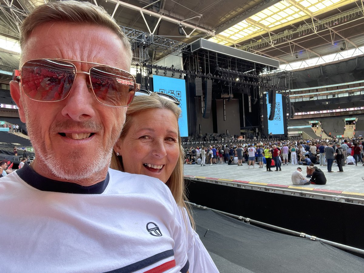 CoveredInHair's tweet photo. Blur - we finally made it
It was a sign 😉😀 thank you!
@blurofficial @damonalbarn @grahamcoxon
@alexjames @DaveRowntree
@1phildaniels
Let’s not forget the maestro himself @paulwellerHQ
And the fab #theselector https://t.co/7Ju0l6Zsan
