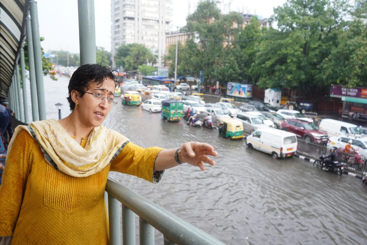 abhijeet_dipke's tweet photo. The situation in North India is not good due the unprecedented rainfall (highest in last dew decades).

But only in Delhi you will see a Minister getting into the waterlogged areas, taking action to restore normalcy.

Kudos to @AtishiAAP &amp; all AAP leaders who are on the ground. https://t.co/ysEHCaIuPs