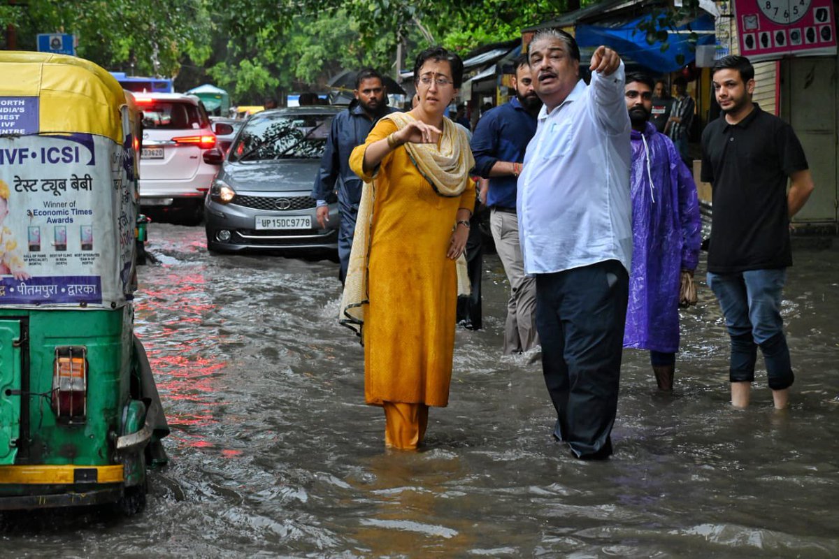 abhijeet_dipke's tweet photo. The situation in North India is not good due the unprecedented rainfall (highest in last dew decades).

But only in Delhi you will see a Minister getting into the waterlogged areas, taking action to restore normalcy.

Kudos to @AtishiAAP &amp; all AAP leaders who are on the ground. https://t.co/ysEHCaIuPs