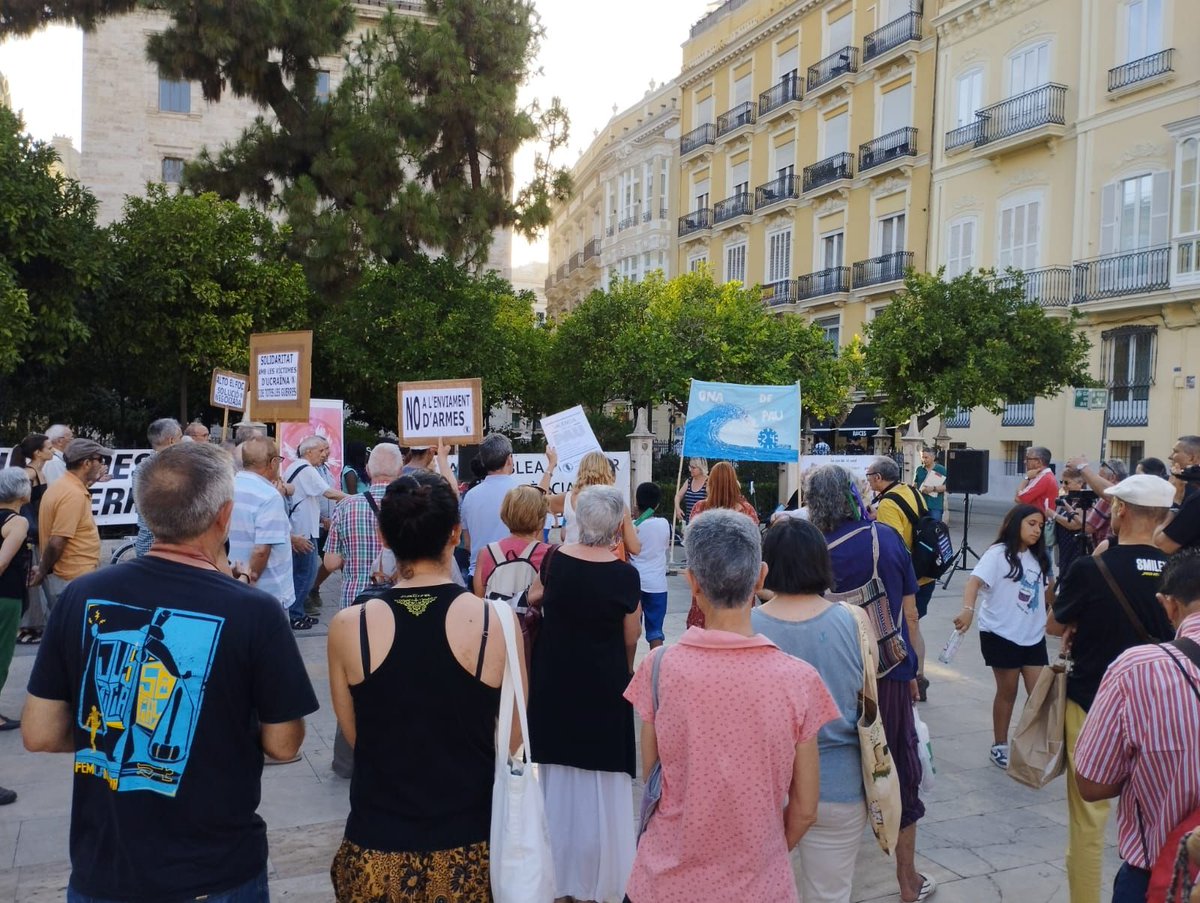 aa_MOC_Valencia's tweet photo. Ahir 8 de juliol, a la movilització mundial #24hOlaxPaz #24Hxpeacewave
#AturemLesGuerres #yestopeace #notomilitarization
@valenciaxLaPau
@aa_MOC_Valencia
@ca_revolta
@CEDSALA
@CGTPViM
@CGTvalencia
@anticapiPV
@CVONGD
@OrriolsConvive https://t.co/Wx9tGJfxPP