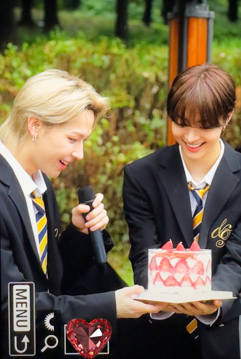 fornichojoo's tweet image. they look like those posh teenagers who go to all-boys private school and ej is giving nicho a birthday surprise at the schoolyard
©rubymydear79