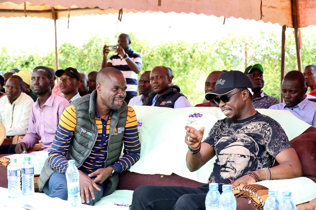 CS <a href="/AbabuNamwamba/">Amb Hon Ababu-Namwamba, EGH🇰🇪</a> flanked by <a href="/CultureCentreKE/">Kenya Cultural Centre (Kenya National Theatre)</a> CEO <a href="/MichaelPundo/">Michael Pundo</a> is currently attending the Abanyala Cultural Celebrations, at the Bunyala Cultural Centre, Budalangi, Busia County.
#AbabuNaSanaa
#TalantaHela