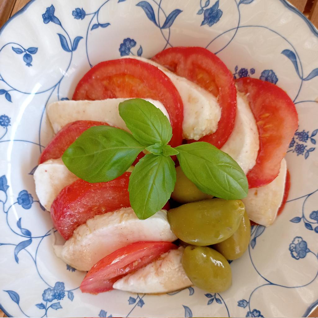 realfoodorelse's tweet photo. Jag gör som i Italien och äter kall lunch i värmen. Svenska tomater, egen basilika och resten importerad från Europa. #lunchtips https://t.co/wVTaPXuKEa
