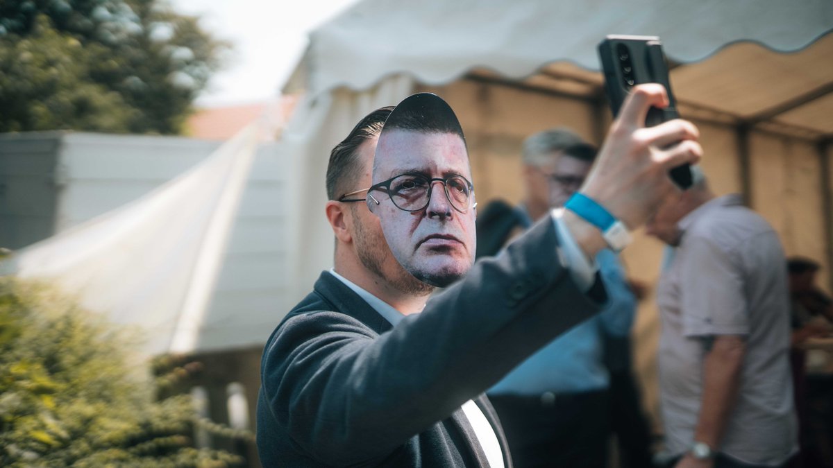 SiNetz's tweet photo. @KrahMax @HCBerndt @andreaslichert @MatthiasMdb @Verlag_Antaios @NancyFaeser @BfV_Bund Thomas #Haldenwang vom @BfV_Bund macht sich selbst ein Bild, 2023, koloriert.
#Sommerfest #Schnellroda #sr0807. https://t.co/0kEv0HKoNk