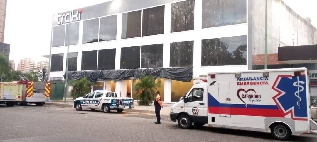 cperezampueda's tweet photo. #9Jul | Efectivos bomberiles del Sistema Nacional de Gestión de Riesgo combaten incendio de estructura en tienda Traki ubicada en avenida 100 (Bolívar Norte), Pquia. San José del Mcpio. Valencia, edo. Carabobo. https://t.co/GDmCBFN38O