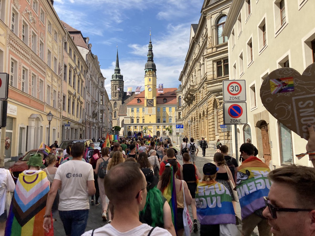 JLoeschau's tweet photo. Was soll ich sagen - #Bautzen, du hast mich gestern sprachlos gemacht! 350 wunderschöne Menschen, die für Vielfalt, Toleranz & queere Rechte auf die Straße gehen und den Nazis zeigen, dass wir uns nicht einschüchtern lassen! Danke, #CSDBautzen! #Pride #CSD ❤🏳️🌈🎉🏳️⚧️ https://t.co/wFzOjPufcL