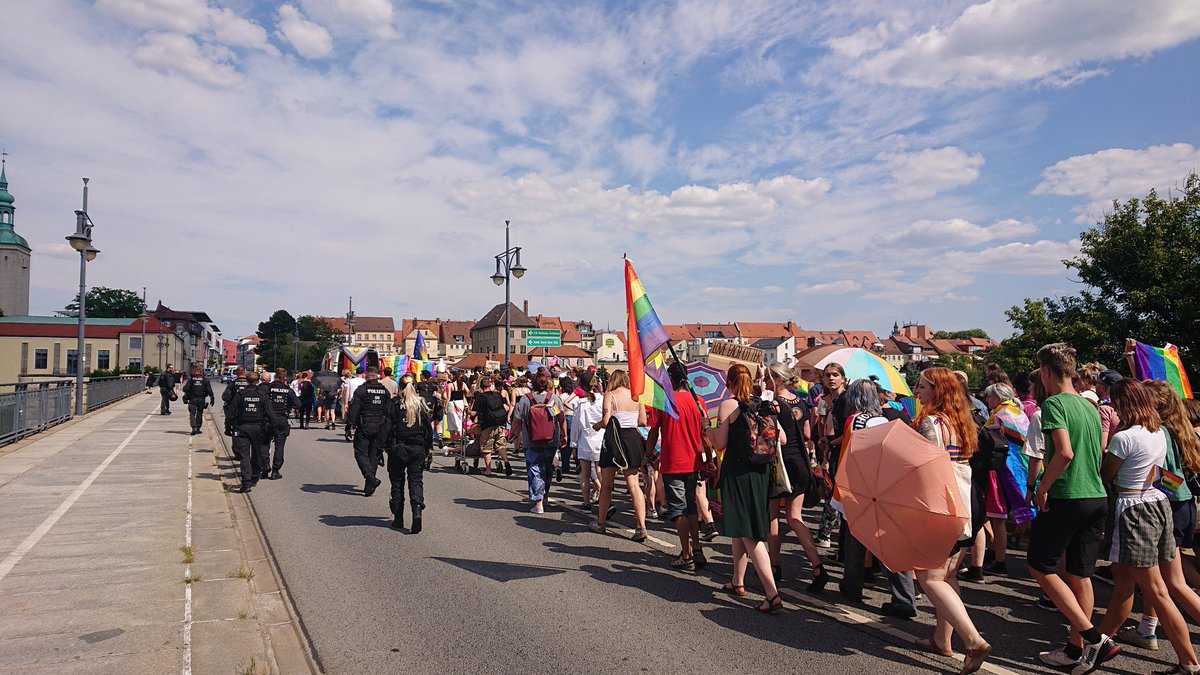 JLoeschau's tweet photo. Was soll ich sagen - #Bautzen, du hast mich gestern sprachlos gemacht! 350 wunderschöne Menschen, die für Vielfalt, Toleranz & queere Rechte auf die Straße gehen und den Nazis zeigen, dass wir uns nicht einschüchtern lassen! Danke, #CSDBautzen! #Pride #CSD ❤🏳️🌈🎉🏳️⚧️ https://t.co/wFzOjPufcL