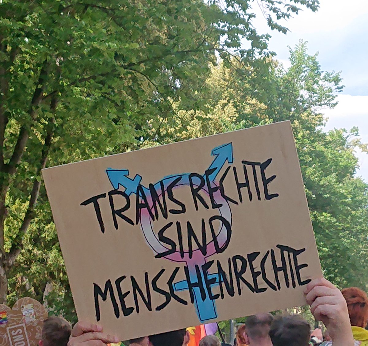 JLoeschau's tweet photo. Was soll ich sagen - #Bautzen, du hast mich gestern sprachlos gemacht! 350 wunderschöne Menschen, die für Vielfalt, Toleranz & queere Rechte auf die Straße gehen und den Nazis zeigen, dass wir uns nicht einschüchtern lassen! Danke, #CSDBautzen! #Pride #CSD ❤🏳️🌈🎉🏳️⚧️ https://t.co/wFzOjPufcL