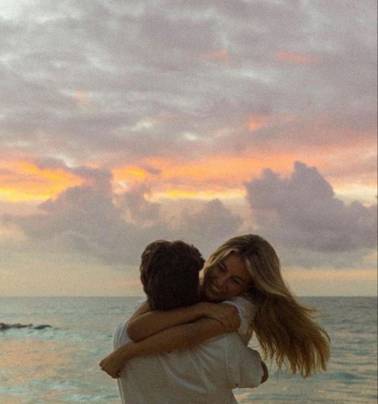 „Judy w końcu postanowiła spojrzeć mi prosto w oczy, a ja dostrzegłem łzy spływające po jej policzkach. Moje oczy również stały się wilgotne, ale nie potrafiłem pojąć dlaczego. Ostatni raz płakałem jako małe dziecko i nie zamierzałem tego zmieniać.”

#enemyofmybrother2