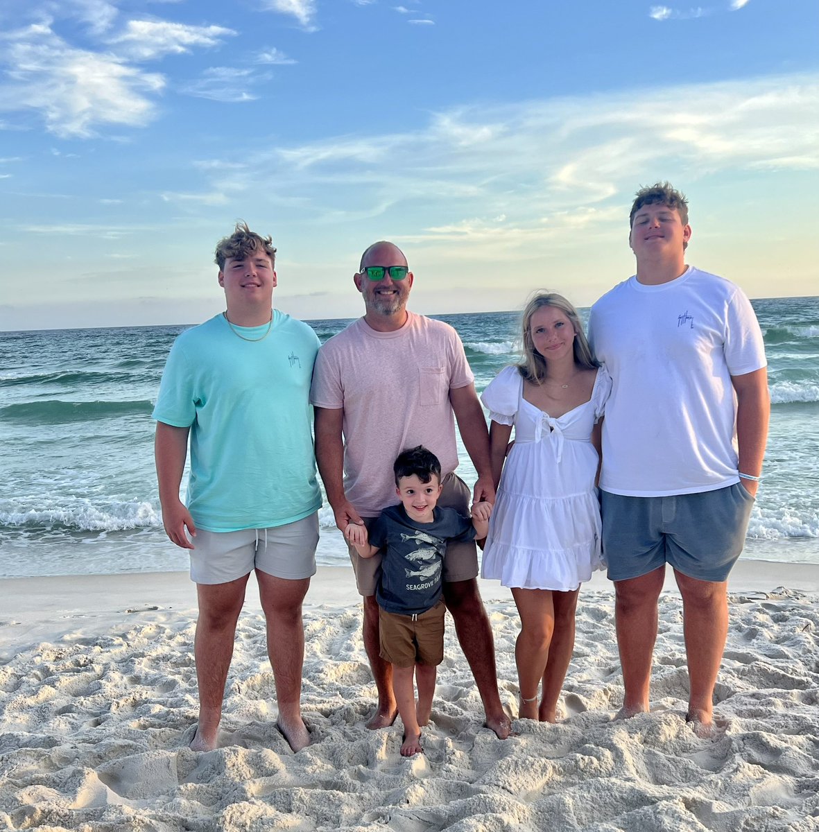 ellisjmatthew16's tweet photo. We all got to unplug for a few days. #DeadPeriodOver #EllisKids @KailEllis78 @kadenellis15 https://t.co/Mz7qFQB12o
