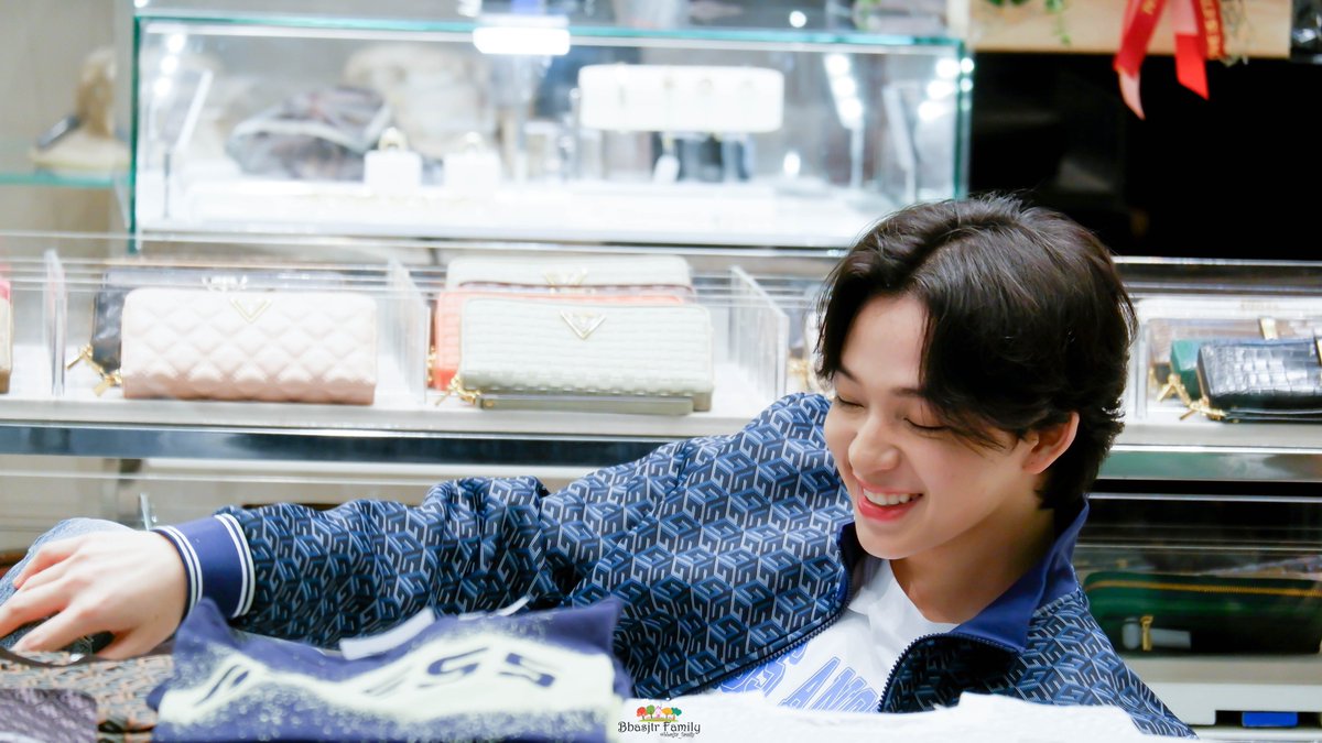 bbasjtr_family's tweet photo. [07.07.66] 
เขินแหละ 😆😆

#LoveGUESSThailand 
#GUESSNewStoreOpening 
#CentralWestgate
Bas​ Suradet
@basjtr
#บาสเด็กอ้วนที่แท้จริง 
#bbasjtr https://t.co/lk3lrdRwni
