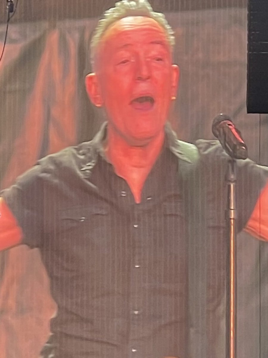 TonyParsonsUK's tweet photo. Nobody can play that well for so long. #BruceSpringsteen Nobody. https://t.co/9n6SkYPkED