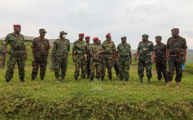 Ikiriho's tweet photo. 🇨🇩 #RDC Conduite par le Gén. Major Ignace Sibomana🇧🇮, la mission d'évaluation de @eacrf_DRC a rencontré ce 8 juillet le gouverneur militaire du #NordKivu Constant Ndima. La veille, elle avait visité le contingent #burundi-ais à #Mubambiro et #Mushake dans le territoire de #Masisi https://t.co/5JByzqEggj