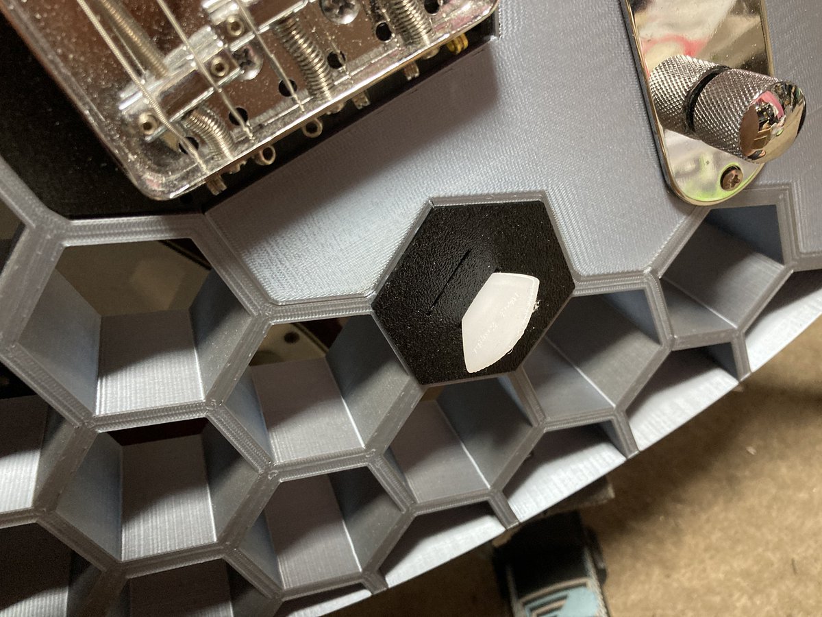 Yoshimin_M's tweet photo. Prusacaster専用のハニカム『どこでも』ピックホルダーをTPUで作ってみた…
もう少し改善の余地あり…
#Prusacaster
#3Dプリント
#ピックホルダー https://t.co/s2uwm6lvL1