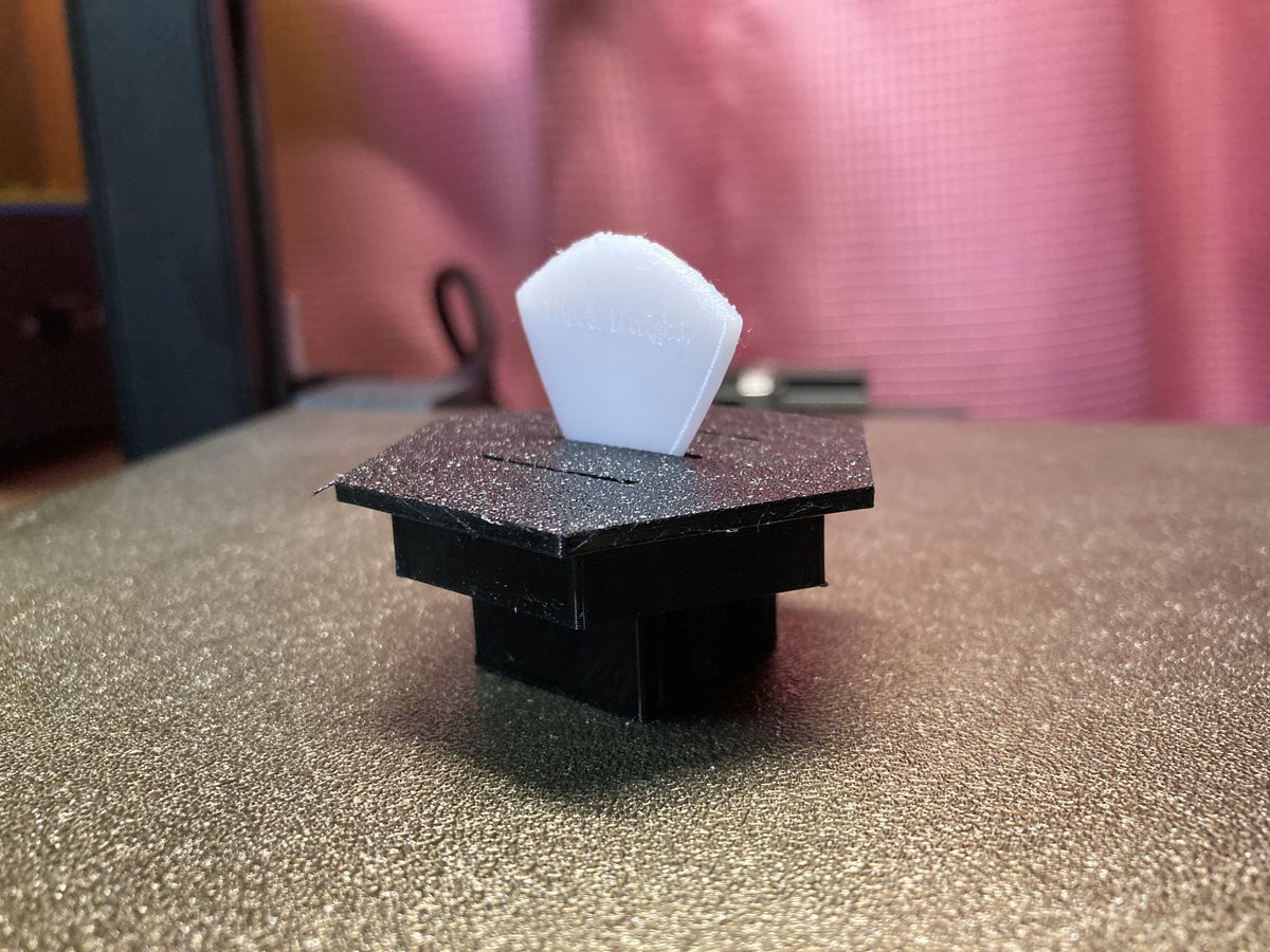 Yoshimin_M's tweet photo. Prusacaster専用のハニカム『どこでも』ピックホルダーをTPUで作ってみた…
もう少し改善の余地あり…
#Prusacaster
#3Dプリント
#ピックホルダー https://t.co/s2uwm6lvL1