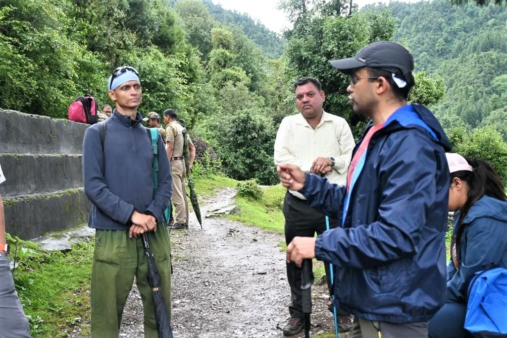 ChamoliDm's tweet image. जिलाधिकारी ने निर्देशित किया कि घेस गांव में शिविर लगाकर अधिक से अधिक स्थानीय लोगों को होम स्टे योजना से जोडा जाए। पर्यटकों को गाइड करने के लिए स्थानीय युवाओं को प्रशिक्षण दिया जाए। 
@DIPR_UK @pushkardhami @ANI #Deval @satpalmaharaj