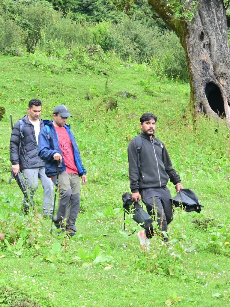 ChamoliDm's tweet image. जिलाधिकारी ने निर्देशित किया कि घेस गांव में शिविर लगाकर अधिक से अधिक स्थानीय लोगों को होम स्टे योजना से जोडा जाए। पर्यटकों को गाइड करने के लिए स्थानीय युवाओं को प्रशिक्षण दिया जाए। 
@DIPR_UK @pushkardhami @ANI #Deval @satpalmaharaj