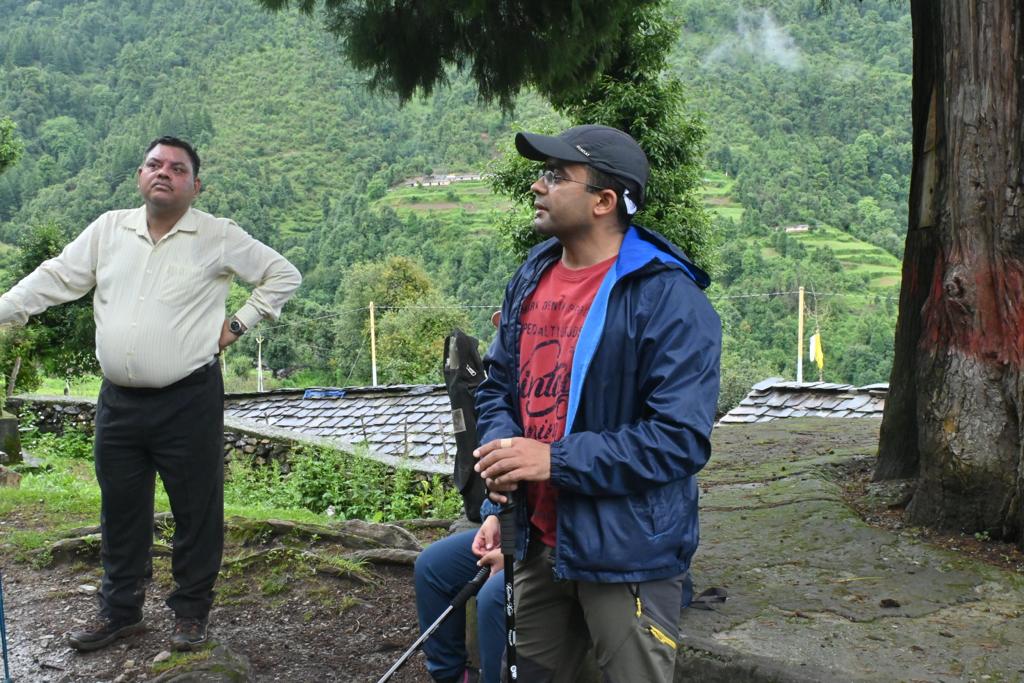 ChamoliDm's tweet image. जिलाधिकारी ने निर्देशित किया कि घेस गांव में शिविर लगाकर अधिक से अधिक स्थानीय लोगों को होम स्टे योजना से जोडा जाए। पर्यटकों को गाइड करने के लिए स्थानीय युवाओं को प्रशिक्षण दिया जाए। 
@DIPR_UK @pushkardhami @ANI #Deval @satpalmaharaj