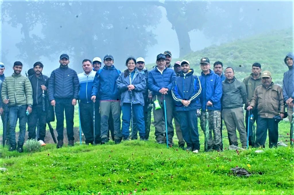 ChamoliDm's tweet image. जिलाधिकारी ने निर्देशित किया कि घेस गांव में शिविर लगाकर अधिक से अधिक स्थानीय लोगों को होम स्टे योजना से जोडा जाए। पर्यटकों को गाइड करने के लिए स्थानीय युवाओं को प्रशिक्षण दिया जाए। 
@DIPR_UK @pushkardhami @ANI #Deval @satpalmaharaj