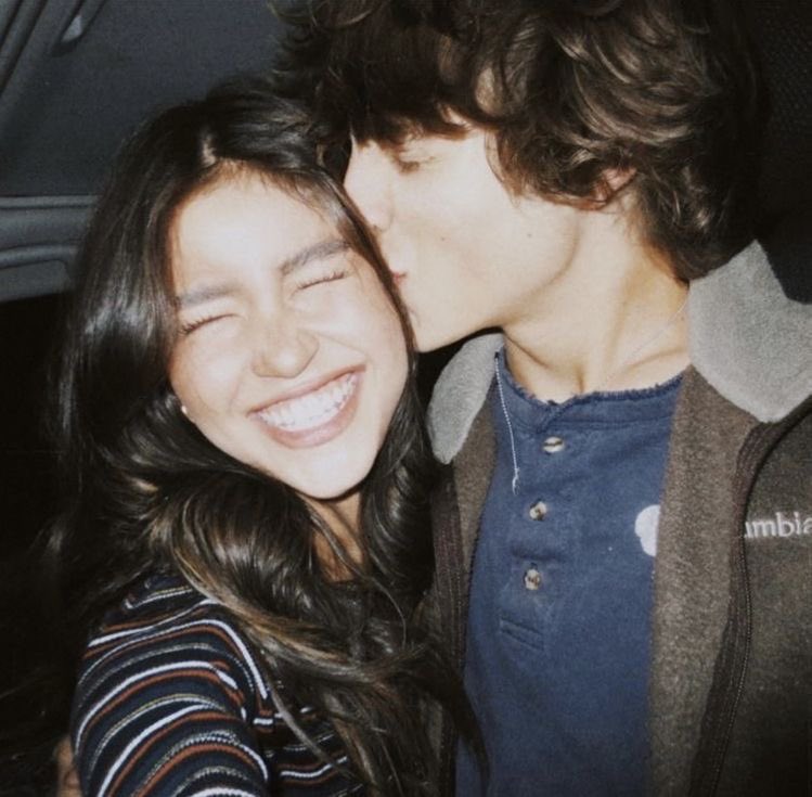 „– To chyba zostawimy – mruknął, całując moją skórę tuż nad koronkowym paskiem pończoch. Przesunął mnie na skraj komody, sprawiając, że moja sukienka zwinęła się w talii, obnażając mnie całkowicie.”

#geekfriend2 <a href="/noellkid/">Julia | geek friend era</a>