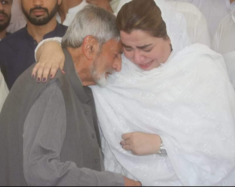 جتنی قربانیاں دہشتگردی کے خلاف جنگ میں بلور خاندان نے دی ہے قوم اس خاندان کا ہمیشہ مقروض رہیگا 5 سال پہلے آج ہی کے دن بیرسٹر ہارون بلور خود کش حملے میں شہید ہوئے آج انکی پانچویں برسی کے موقع پر  حاجی غلام بلور اور ہارون کی بیوہ ثمر ہارون بلور کی یہ تصویر دیکھ کر دل افسردہ ہو گیا