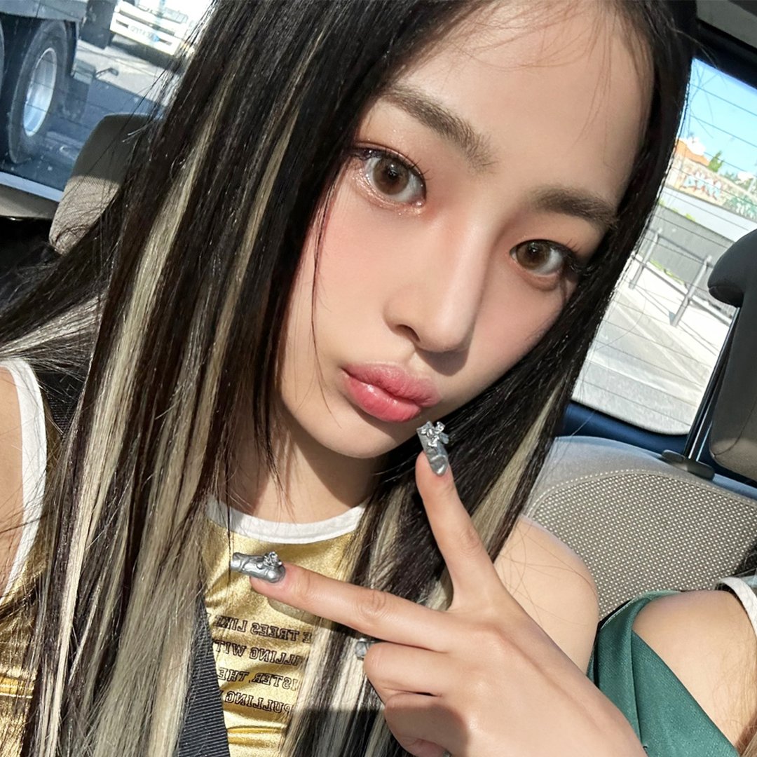 YouTube's tweet photo. 🗣️ @NewJeans_ADOR selfies coming your way! 

petition to make everyday #MINJI day ✏️ #ImSuperShy 

#Time_to_NewJeans #NewJeans #뉴진스 #NewJeans_GetUp #NewJeans_SuperShy https://t.co/PD7AscPjXO